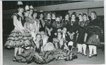 Grupo de Jóvenes con sus trajes regionales.